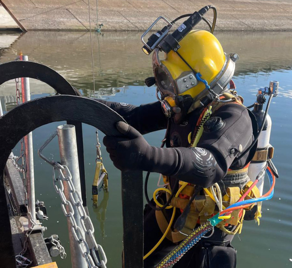 Marine construction commercial diving service